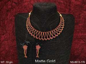 Ensemble de colliers de créateur en plaqué or mat avec pierres pleines - Product Image 3