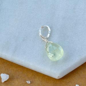 Pendentif en préhnite verte en forme de larme, pierre de naissance de mars, pierre précieuse verte, plaqué argent, charme délicat fait à la main, bijoux - Product Image 4