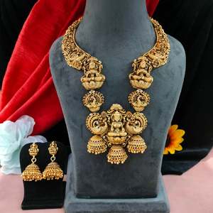Conjunto de collar largo con aspecto de templo y tono dorado Motivos intrincados inspirados en figuras divinas Acabado en tono dorado rico de AURA majestuosa - Product Image 1