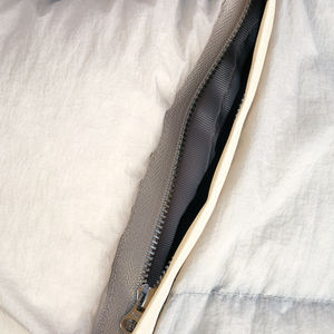 Veste matelassée unisexe personnalisée de haute qualité pour homme, couleur unie, chaude pour l'hiver, avec manches amovibles, fermeture éclair sur le devant et logo. - Product Image 6