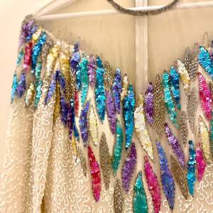 Robe de soirée vintage en crêpe unie brodée de perles, sequins, col rond, taille naturelle, longueur genou, silhouette droite, découpes - Product Image 1