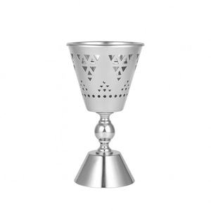 Quemador de Incienso Bakhoor de Metal Plateado de Lujo con Diseño Árabe de Corte Geométrico para Uso en Mezquitas y Hogares de Oriente Medio - Product Image 1