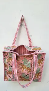 Sac fourre-tout léger imprimé tigre bohème moderne écologique Machine matelassé fermeture éclair durable élégant pour le week-end de tous les jours - Product Image 3