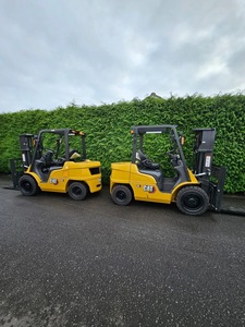 Chariot élévateur électrique CAT 3.0T avec mât à trois sections, pneus pneumatiques, batterie au plomb-acide, commande assise, utilisation en intérieur - Product Image 2