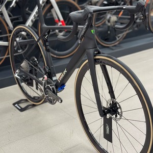 Meilleur modèle prêt à être expédié, neuf, Treks Madone SLR 9 AXS Gen 8 (2025), 21 vitesses, fourche en carbone, jantes en alliage d'aluminium, roues de 20 pouces, frein à disque double V - Product Image 3