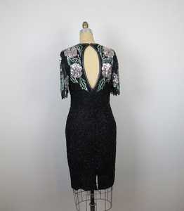 Robe élégante à broderie de longueur de thé A-Line Travail lourd perlé Taille naturelle Style de fête en mousseline de soie pour les occasions spéciales - Product Image 2