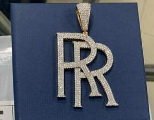 2.00Ct Colgante de moissanita real de corte redondo con letra personalizada Chapado en oro blanco de 14 quilates para fiestas - Product Image 1