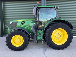Tracteur John Deere 6215R d'occasion de qualité, puissant et fiable, 215 CV, 4 roues motrices, de la série 6R, à vendre. Meilleurs tracteurs agricoles en vente. - Product Image 4