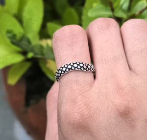 วงแหวนแบบวินเทจขนาดมังกรเงินสเตอร์ลิงรีไซเคิลทำด้วยมือสลักลายได้ตามต้องการ - Product Image 2