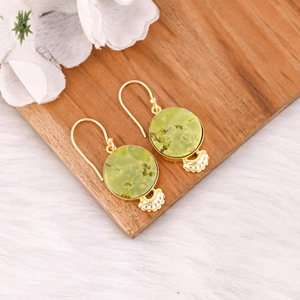 Boucles d'oreilles en laiton plaqué or avec opale verte, faites à la main, pour les tenues quotidiennes, boucles d'oreilles pendantes en laiton tendance pour les événements spéciaux - Product Image 2