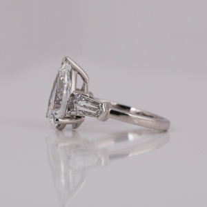 Anillo de compromiso de tres piedras de diamante cultivado en laboratorio de corte de pera personalizado con diamante de corte teper anillo de regalo de aniversario de oro sólido de 10KT - Product Image 3