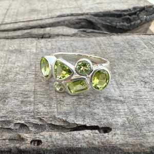 แหวนพลอยเพอริดอทดีไซน์เนอร์ทำมือจากเงินเยอรมัน ชุบเวอร์เมล์ ขายส่งจำนวนมาก - Product Image 1