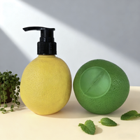 Lege 8oz 250ml aardbei-appelvormige PE plastic pompflacons voor lotion, shampoo, douchegel, aangepaste verpakking