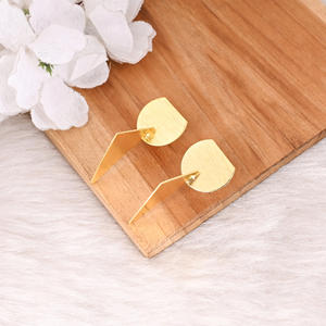 Pendientes de Botón Lisos de Latón Chapado en Oro de Alta Calidad, Acabado Mate Hecho a Mano, Fabricante Mayorista de Pendientes de Botón de Latón Chapado en Oro - Product Image 3