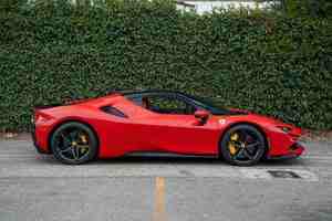 2024 SF90 Stradale AWD Volante a la Izquierda Asientos de Cuero Cámara Trasera EN Buen Estado Listo para Conducir - Product Image 4