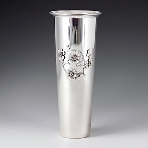 Vase à fleurs élégant en acier inoxydable argenté, motif floral délicat en relief, style moderne pour la maison et le bureau, vase de mariage conique poli - Product Image 6