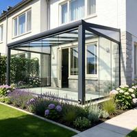 Véranda moderne en aluminium pour patio extérieur avec cloison coulissante en verre, sur mesure pour terrasse arrière-cour