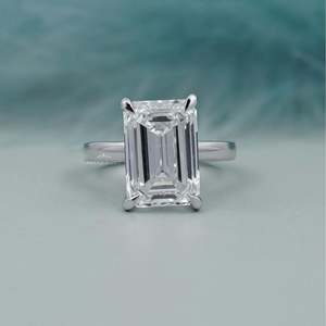 Bague solitaire en or blanc avec diamant taille émeraude exquis - Product Image 1