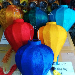 Linterna de seda Hoi An hecha a mano | Auténtica decoración colgante vietnamita para bodas, fiestas y eventos especiales - Product Image 1