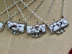 Collar de plata turquesa caballo salvaje hecho a mano, joyería de estilo bohemio minimalista - Product Image 4