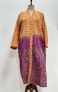 Kimono pour femme, robe d'été, couvre-bikini, vêtement de nuit, longue robe, kimono indien vintage fait main en soie de sari recyclée, doux à l'avant - Product Image 2