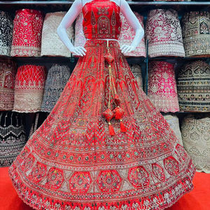 "Lehenga Choli de mariée ornée: travail en miroir, pierres Jarkan, Dupatta lourd et chemisier long pour des mariages d'hiver parfaits" - Product Image 1