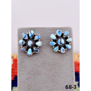 Boucles d'oreilles pendantes artisanales en turquoise et argent sterling, motif floral élégant, serti clos, par Golden Hill - Product Image 3