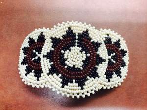 Pince à cheveux brodée avec de minuscules perles cousues à la main - Product Image 5