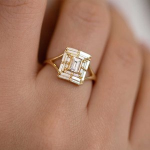 Anillo de compromiso con diamante cultivado en laboratorio de talla baguette, diseño de tallo dividido estilo templo, joyería nupcial elegante con diamante original - Product Image 5