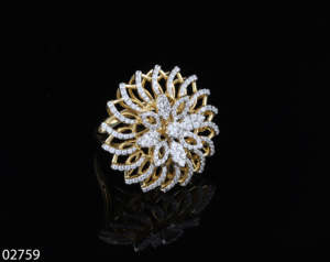 Bague en diamant de style vintage d'excellente qualité pour les amateurs de bijoux anciens et la mode inspirée du patrimoine, disponible en grande quantité - Product Image 2