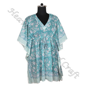 Caftan court en tissu de coton imprimé de fleurs, style caftan court avec col en V, robe caftan pour femmes - Product Image 3