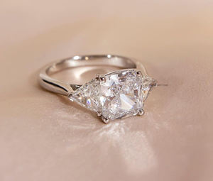 Bague Moissanite à trois pierres coupe coussin sans défaut avec pierres latérales Trilliant 4.5 carats bague de fiançailles faite à la main pour femme - Product Image 2