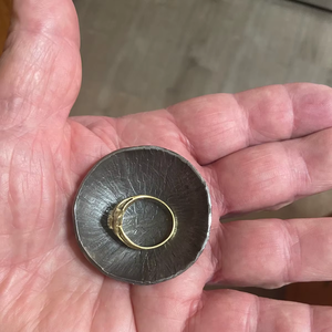 Bandeja de Joyería Minimalista, Bandeja Decorativa de Lujo para el Hogar, Artículo de Regalo Hecho a Mano, Decoración Sostenible para el Hogar, Bandeja Artesanal de Metal - Product Image 2