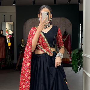 Créateur traditionnel en pur coton prêt à l'emploi Lehenga Choli pour femme par Fabzone - Product Image 1