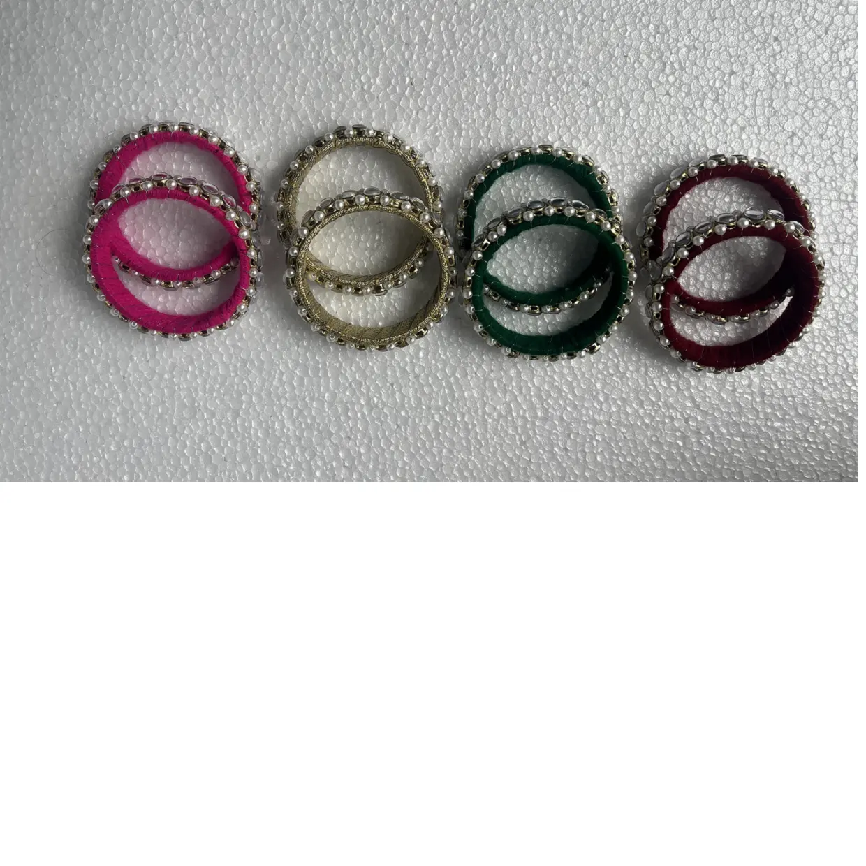 Maßge schneiderte Armreifen mit Kundan-Nieten zur Verwendung als Hochzeits bevorzugungen in verschiedenen Farben, ideal für den Wiederverkauf