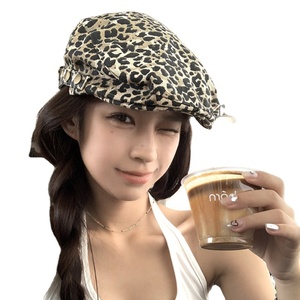 Femmes rétro avant béret Niche Design sens mode imprimé léopard chapeau personnalisable en gros pour vêtements de plage - Product Image 3