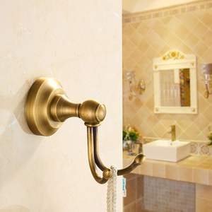 Crochets muraux en laiton au design de plumes de paon pour les maisons à thème traditionnel ou les espaces de vie ethniques de luxe - Product Image 2