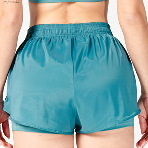 Shorts 2-en-1 pour femme en tissu brillant 95% polyester 5% élasthanne, taille régulière, avec ceinture à biais et grip en silicone - Product Image 6