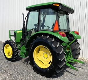 Tractor Agrícola John Deere 5045D Verde, 2WD, con Cabina y Asiento Amarillo - Product Image 4