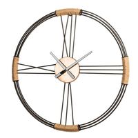 Élégantes horloges murales rondes en métal de couleur bronze antique avec des détails artisanaux, parfaites pour la décoration intérieure de maison de luxe