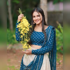 Lehenga Choli en soie Jacquard de créateur cousu pour les fêtes, mariage indien, mariée, pour femmes en gros et à bas prix - Product Image 3