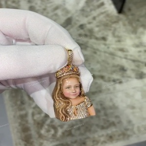 Colgante de Moissanita con Engaste de Garra de Esmalte Helado de Alta Calidad y Claridad, Plata 925 Chapada en Oro, Personalizado para Fiestas - Product Image 3