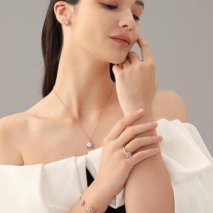 แหวนหมั้นเพชรโมอิสซาไนต์ทรงกลม Jeulia Floral Halo ตัวเรือนเงินแท้ชุบโรเดียม - Product Image 5