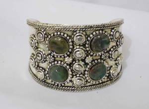 กำไลข้อมือเงินทิเบตโบราณสไตล์ชนเผ่า ประดับด้วยหินสีเขียวเข้ม งานฝีมือโลหะตกแต่งแบบย้อนยุค - Product Image 5