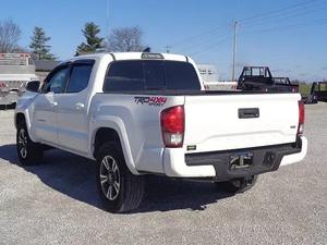 Toyota Tacoma TRD Sport Doble Cabina 4x4 2017 Usada en Perfectas Condiciones ~25,700 Millas 1 Dueño Paquete TRD Sport - Product Image 4