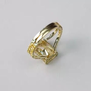 Último y único anillo de compromiso de diamante cultivado en laboratorio amarillo radiante de 2.50CT 14K oro amarillo cola de pez francesa anillos finos de Halo oculto - Product Image 2