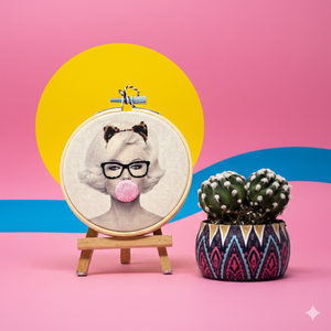 Aro de Bordado Moderno de Arte Pop Hecho a Mano – Bambú y Algodón Orgánico de 10 cm – Diseño 3D Bubblegum – Marilyn Monroe - Product Image 3