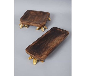 Plateau en bois rectangulaire en laiton AK de couleur noyer avec base en forme de feuille en métal fini or Lot de 2 pour décor de table/décor d'hôtel - Product Image 1