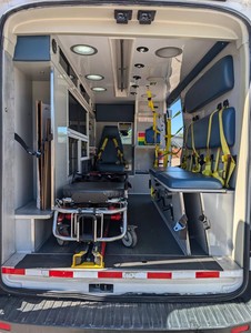MINT 2016 Transit 3.7L V6 Essence Type II Icu Transit Clinique médicale Ambulance 4x4 Entièrement équipée - Product Image 3