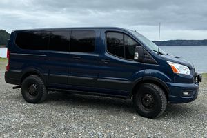 Ford Transit 150 XLT AWD 2020 d'occasion en bon état, 1 propriétaire, modifications Overland, 7 places, plateforme de lit arrière, transmission intégrale - Product Image 2